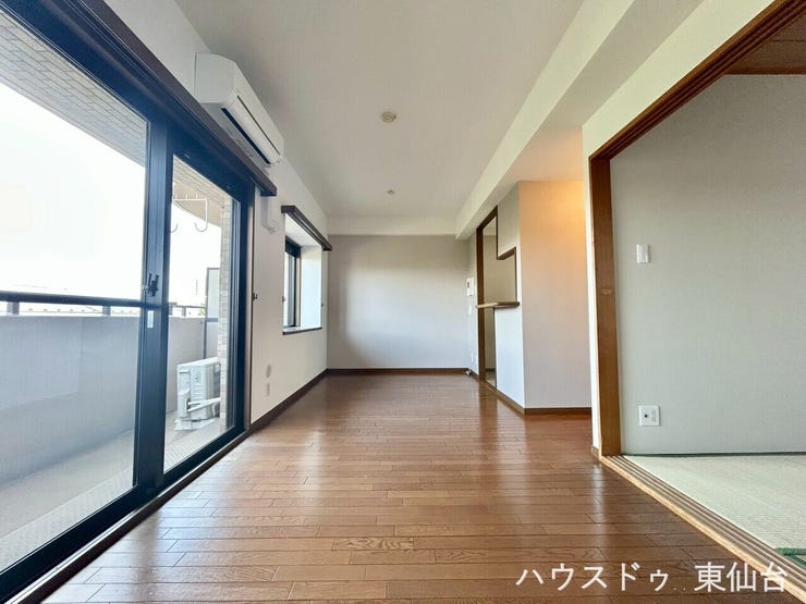 東向き窓から日差しが差し込む明るいリビングになっております♪