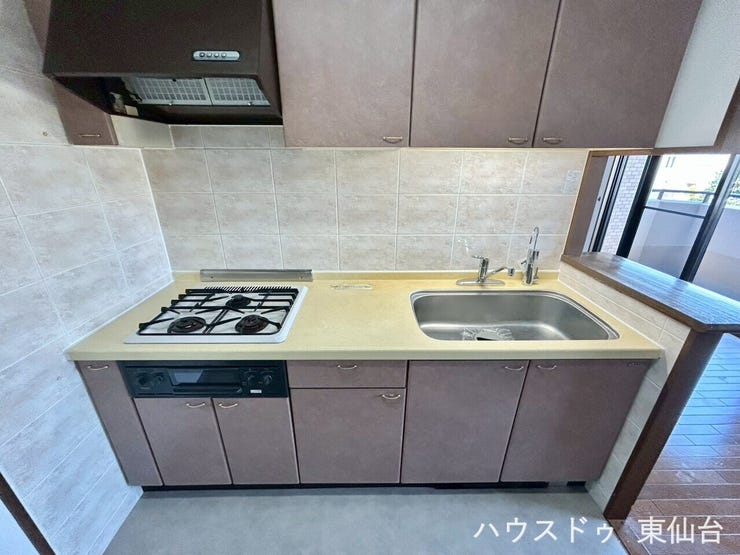 キッチンはこちら収納もたっぷり!3口コンロで料理の幅も広がりそうですね♪