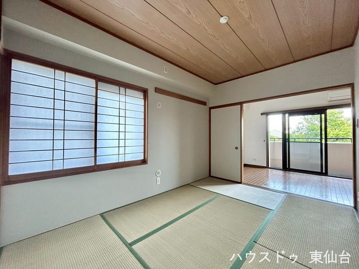 リビング続きの和室は落ち着きのあるスペースになっております!