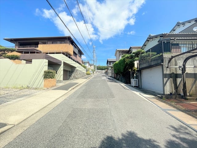 引越し業者のトラックも問題なく停めて置くことが出来る道幅です。