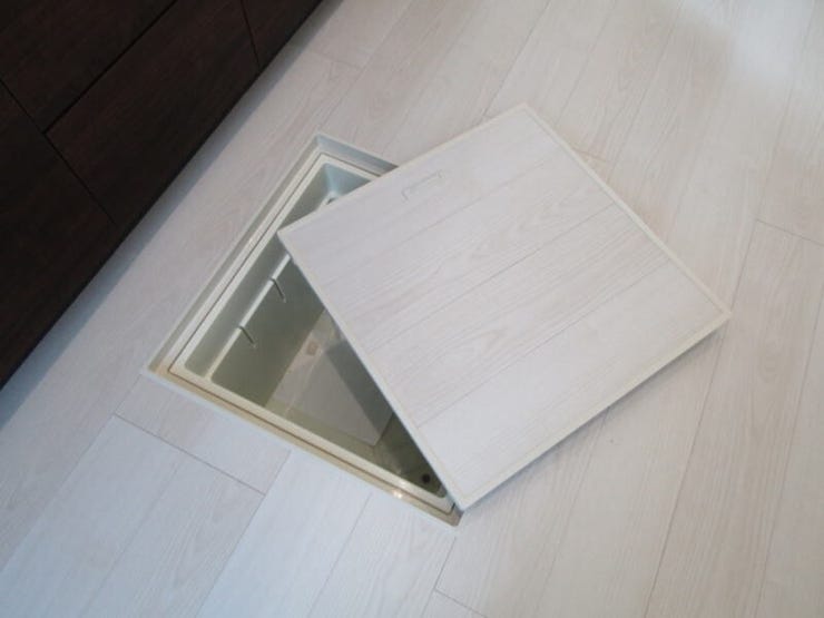 調味料や保存食品、日用品のストックなどをまとめて収納できる床下収納付き。