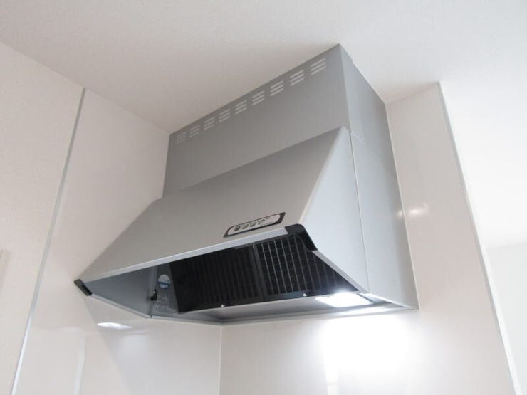 スタンダードで使いやすいブーツ型レンジフードを採用。安定した吸引力でしっかりと煙やニオイを排出します。