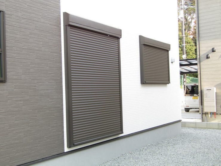 窓にはシャッター雨戸を完備。外出時や就寝時も、しっかりとプライバシーと安全を守ります。