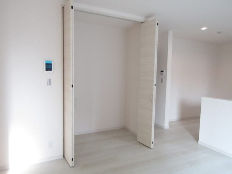 リビングには便利な収納スペースを設けており、日用品や雑誌などをすっきり収納。居心地の良い空間を保ちやすくなっています。