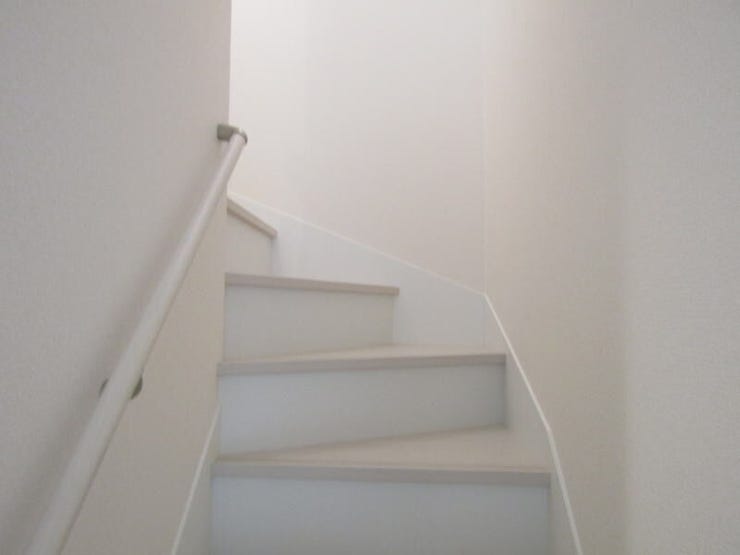 子育て世代にも安心の階段手すり。毎日の上り下りを支える、暮らしに寄り添う設備です。