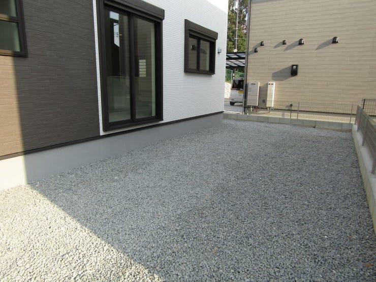 リビングから目が届くお庭は、お子さまの外遊びやペットとの時間を安心して楽しめる空間です。