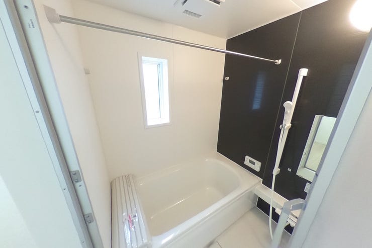 浴室換気乾燥暖房機付きの1坪バスで1日の疲れを癒せます。浴室暖房はヒートショックの予防にも効果的、乾燥機能は花粉の季節のお洗濯干しにも重宝します♪(甲斐市竜王 新築建売住宅)