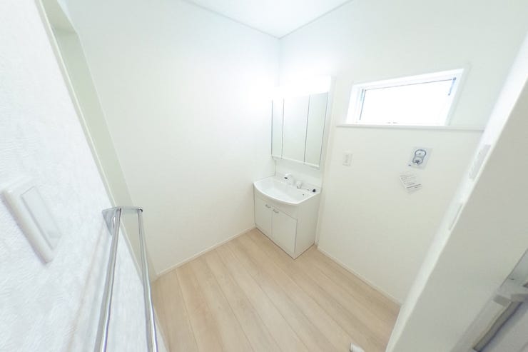 白を基調とした洗面室は明るく、洗面化粧台は女性に嬉しい3面鏡です。壁面収納等を使って使いやすい空間にアレンジできます♪タオル掛けもございます。(甲斐市竜王 新築建売住宅)