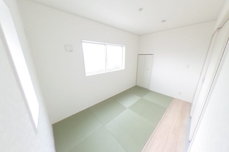 モダンな半畳畳の和室です。収納の扉は襖ではなく、折戸が採用されております。和室の苦手な方にも受け入れやすい和洋室です。(甲斐市竜王 新築建売住宅)