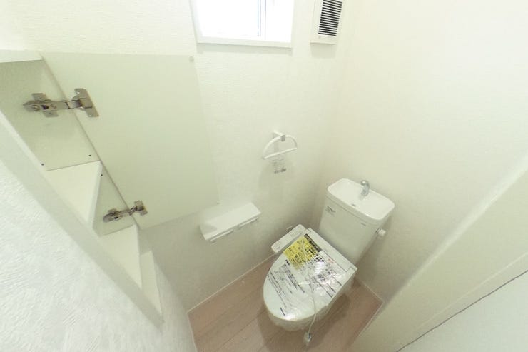 ●1階お手洗い●お手洗いは1階、2階共に手洗いタンク、タオル掛け、収納、ウォシュレット機能搭載です。(甲斐市竜王 新築建売住宅)