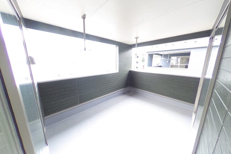 突然の雨にも安心のインナーバルコニーです。2部屋から出入り可能です。共働き世帯にも好評です。ゆったりスペースでテーブルセットを置いてプチアウトドア気分もよいですね♪(甲斐市竜王 新築建売住宅)