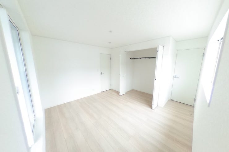 ●7.5帖洋室●主に主寝室としてご使用いただけます。白を基調とした明るい洋室です。好みの別れない配色なので、カーテンや家具の色味でお好みの空間にカスタマイズできます(甲斐市竜王 新築建売住宅)