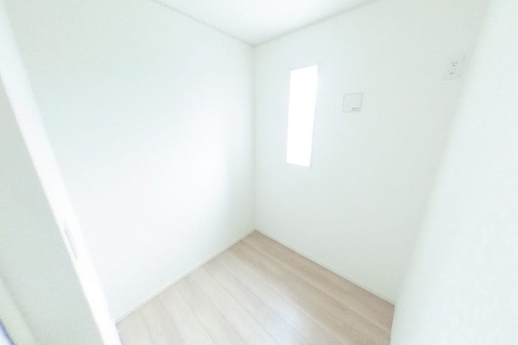 ●テレワークルーム●書斎や趣味の空間、勉強部屋やWIC代わりにも使えます♪壁面収納や収納棚を置いたり、お好みの収納空間にもアレンジできます((甲斐市竜王 新築建売住宅)