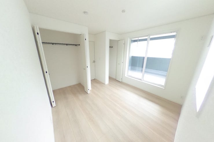 ●5.7帖洋室●白を基調とした明るい洋室です。好みの別れない配色なので、カーテンや家具の色味でお好みの空間にカスタマイズできます♪バルコニーへの出入りも出来ます♪(甲斐市竜王 新築建売住宅)