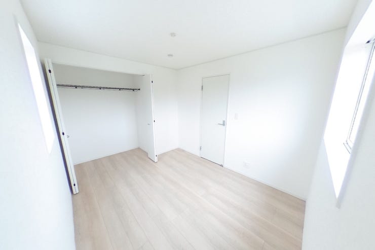 ●5.2帖洋室●白を基調とした明るい洋室です。好みの別れない配色なので、カーテンや家具の色味でお好みの空間にカスタマイズできます♪お子様部屋としてもお使い頂けます♪(甲斐市竜王 新築建売住宅)