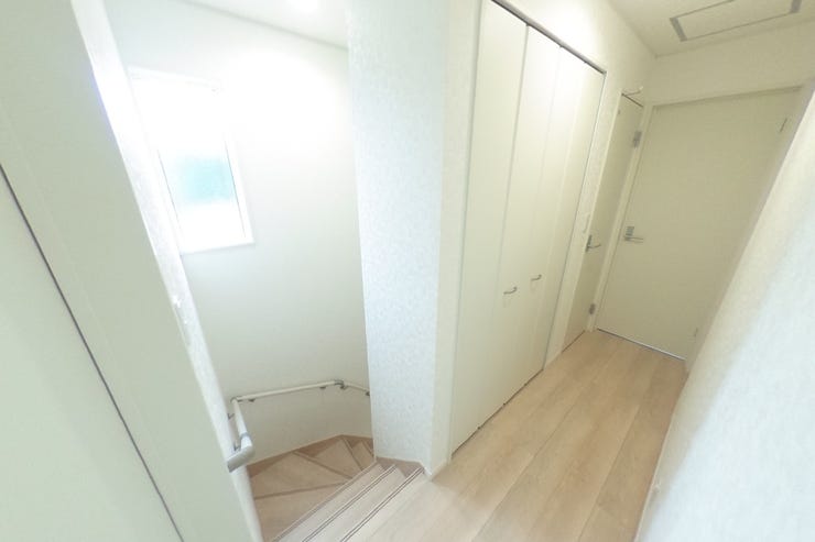 ●2階廊下●2階廊下にも収納がありご家族で共有で使う物やペーパー類等の収納、お掃除用品の収納にも便利です。 階段には手摺りが設置されておりますので昇降の際にも安心ですね(甲斐市竜王 新築建売住宅)