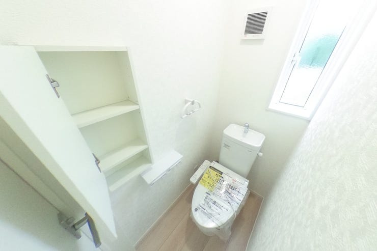 ●2階お手洗い●お手洗いは1階、2階共に手洗いタンク、タオル掛け、収納、ウォシュレット機能搭載です。(甲斐市竜王 新築建売住宅)