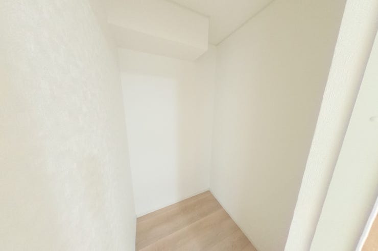 ●ファミリークローク●壁面収納や収納棚を置いたりお好みの収納空間に♪ご家族共有で使う物の収納にも便利ですね。リビング周りで見せたくないものを収納しておくのに便利です♪(甲斐市竜王 新築建売住宅)