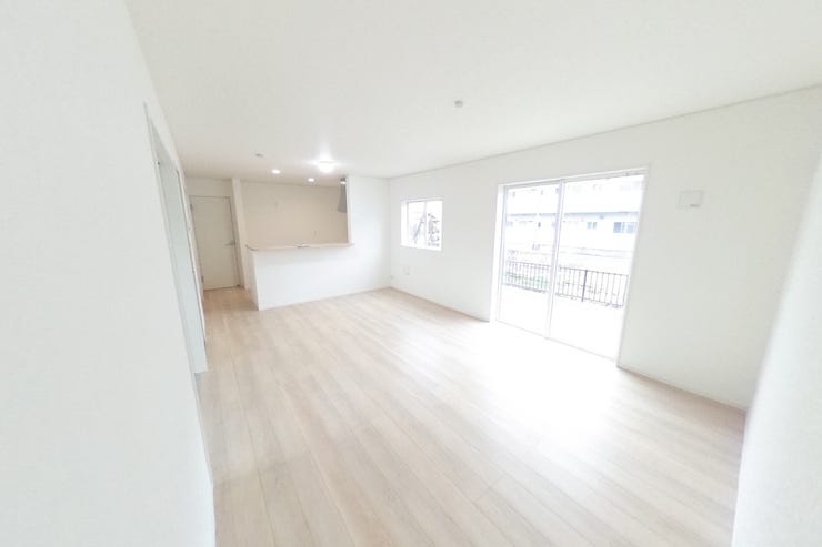 白を基調とした明るい17帖のLDKはダイニングスペース、リビングスペースと分けて使用してもゆとりのある広さです♪2面採光で陽当たり・通風共に良好です♪