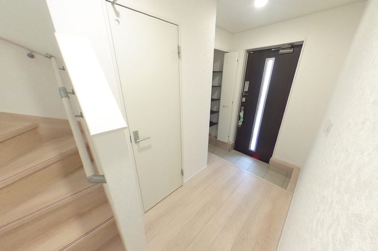 白を基調とした明るい玄関スペース。玄関には人感センサー付き照明がございます。スマートキーでの開閉も可能で荷物の多い時にも助かります♪収納付で玄関をスッキリお使い頂けます(甲斐市竜王 新築建売住宅)