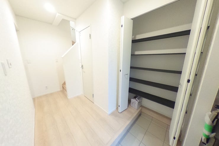 玄関収納は便利な可動棚付きです。お好みの高さに調整してお使い頂けます♪(甲斐市竜王 新築建売住宅)