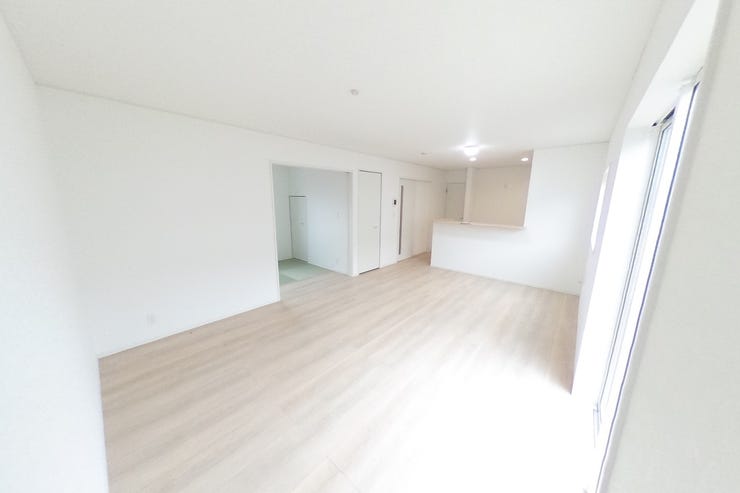 白を基調とした明るい17帖のLDKはダイニングスペース、リビングスペースと分けて使用してもゆとりのある広さです♪2面採光で陽当たり・通風共に良好です♪(甲斐市竜王 新築建売住宅)