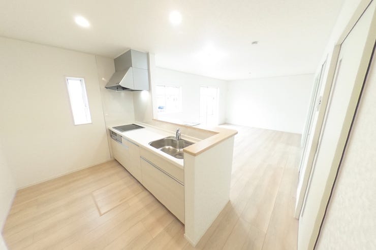 白を基調とした明るい17帖のLDKはダイニングスペース、リビングスペースと分けて使用してもゆとりのある広さです♪2面採光で陽当たり・通風共に良好です♪(甲斐市竜王 新築建売住宅)