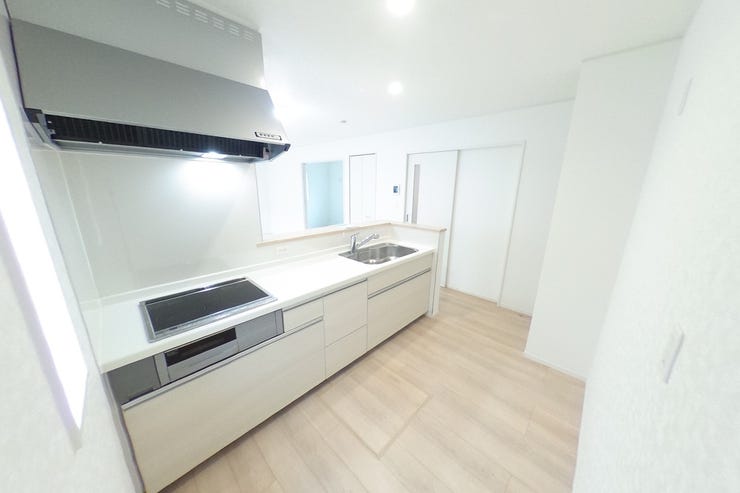 白を基調とした明るい対面キッチンです。浄水器一体型の水洗です。リビング全体を見渡せる対面キッチンです。背面にカップボードを置いてもゆとりのあるスペースです♪(甲斐市竜王 新築建売住宅)