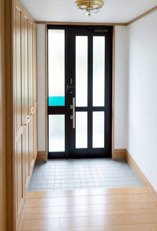 ◇玄関◇
明るく温かな雰囲気で家族の帰りや来訪者を出迎えてくれる玄関です。天井までのスペースを活用したシューズボックスは、家族全員の靴をしっかり収納でき、乱雑になりがちな玄関もスッキリますね。