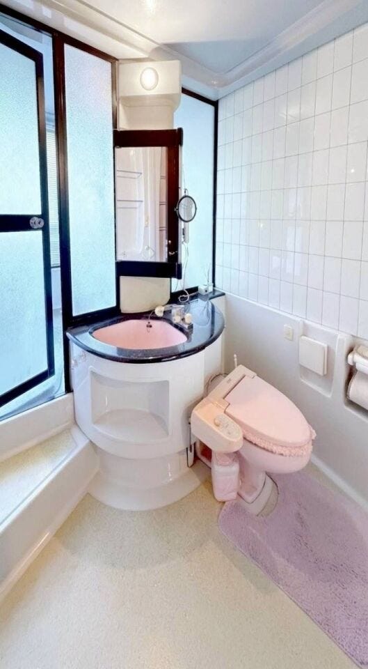 ◇2階洗面・トイレ◇
2階のトイレには、洗面台も設置されています。2階にいる時にちょっと手を洗いたい。等わざわざ下に降りる必要がなく便利ですね。空間も広々としています。