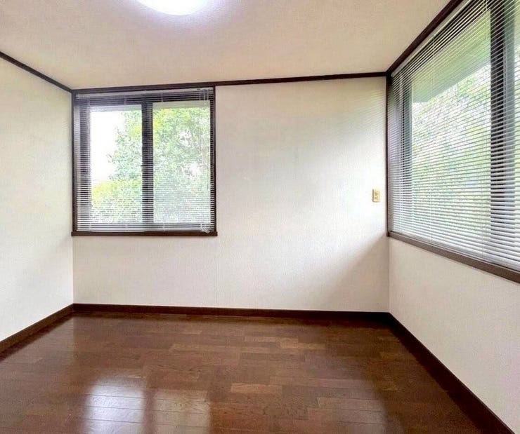 ◇6帖洋室◇
2階の6帖洋室です。2面採光を確保しており明るいお部屋です。光りに満たされた安らぎの空間がここにはあります。クローゼットもあるので収納も困りません。
※加工により家具削除済み