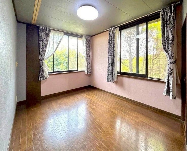 ◇6.5帖洋室◇
お子様のお部屋や、趣味のお部屋にしたり、使いやすい造りのお部屋になっています。クローゼット完備しているので、お部屋がスッキリしますね♪
※加工により家具削除済み