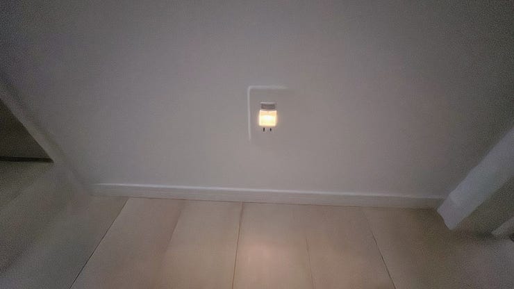 暗い場所でのスイッチ探しのストレスを解消、足元を照らすフットライト。