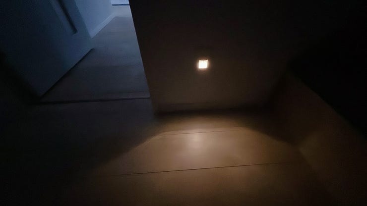 暗い場所でのスイッチ探しのストレスを解消、足元を照らすフットライト。