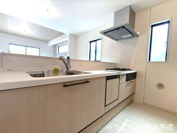 床下収納も付いた収納スペースたっぷりの、使いやすいシステムキッチンです