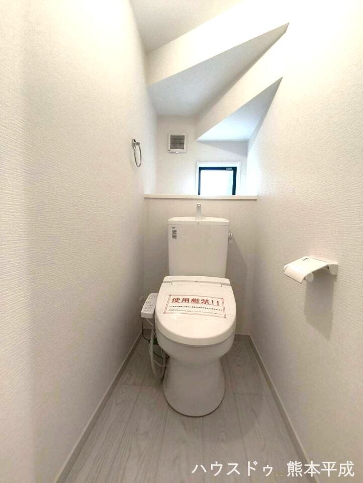 階段下のスペースを無駄なく利用したトイレです