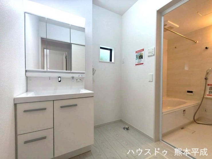 身だしなみ確認がしやすく、収納量が多い3面鏡の洗面台です