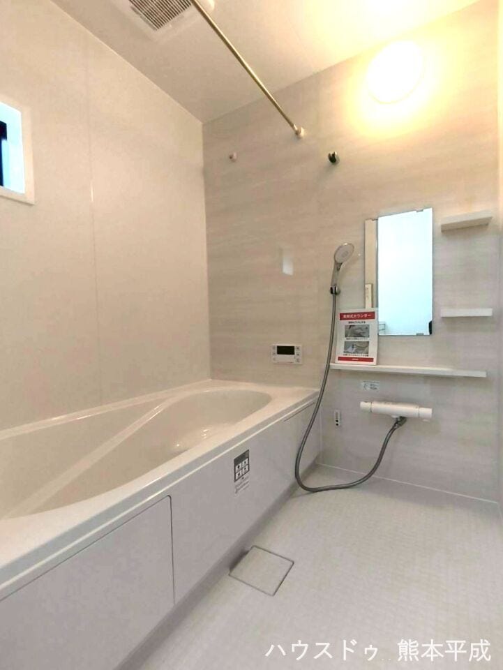 統一感のある色合いで、疲れた体をしっかりと癒す広々とした浴室です