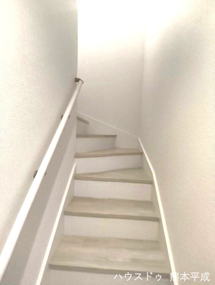 空間を有効活用したおしゃれな曲線階段です