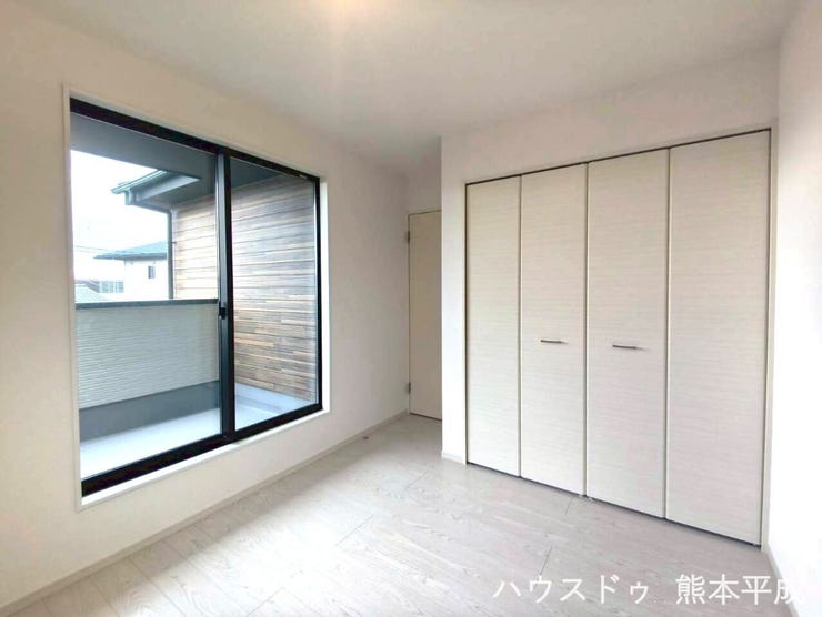 大きな窓からバルコニーにつながっており、広々とした開放的な部屋です