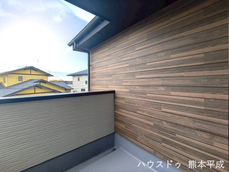 屋根付きのインナーバルコニーで雨が降っても使用でき、リラックススペースとしても十分な広さがあります