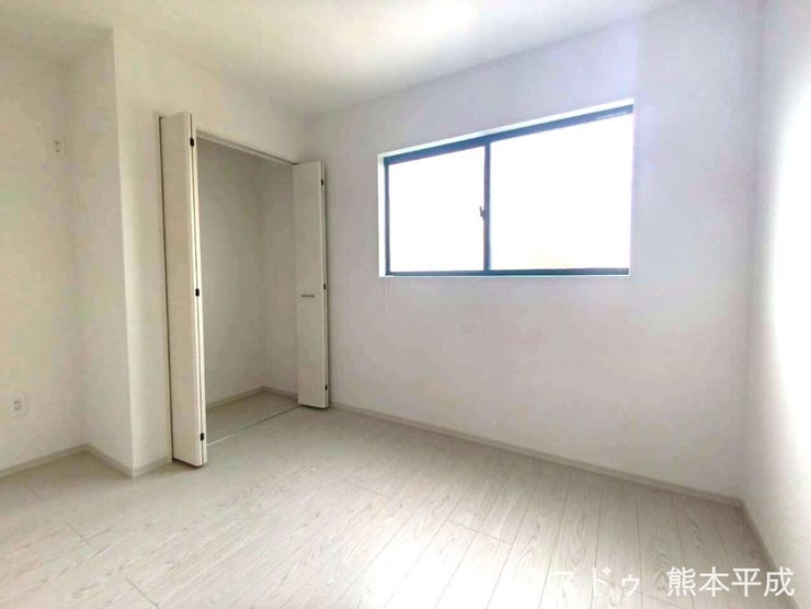 窓からたっぷりと陽が差し込む明るい部屋です