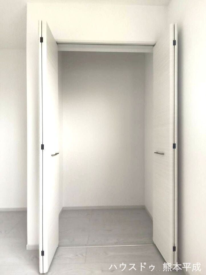 ちょっとした荷物を置いておける収納スペースです