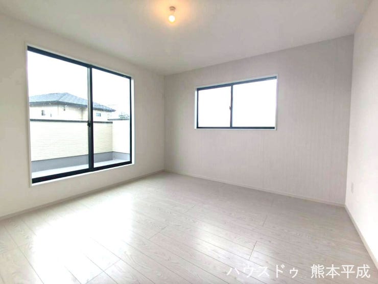 大きな窓からバルコニーにつながっており、きれいな青空を見ることができます