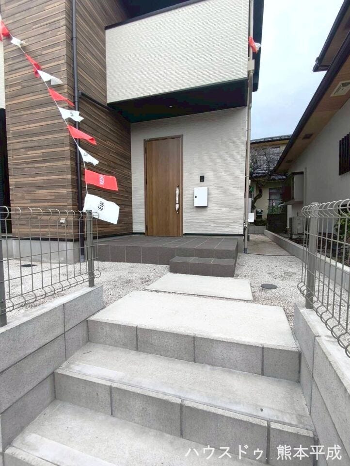 木目調の玄関で優しくお出迎え出来ます