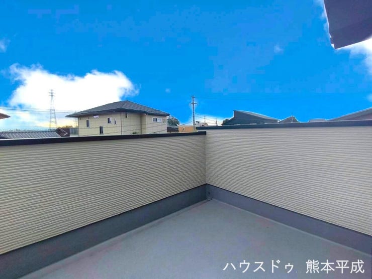 きれいな青空の下、気持ちの良い日光で洗濯物を干すことができます