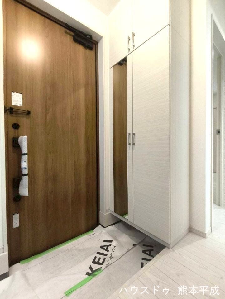 統一感のある色合いでシューズボックス付きの玄関です