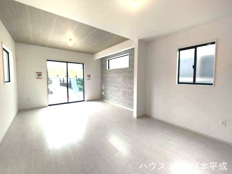 窓からたっぷりと陽が差し込む明るいリビングです