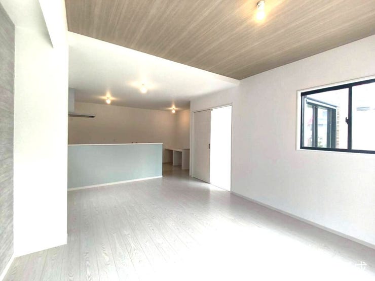 広々としたリビングでキッチンともコミュニケーションをとれる家族団らんの部屋です