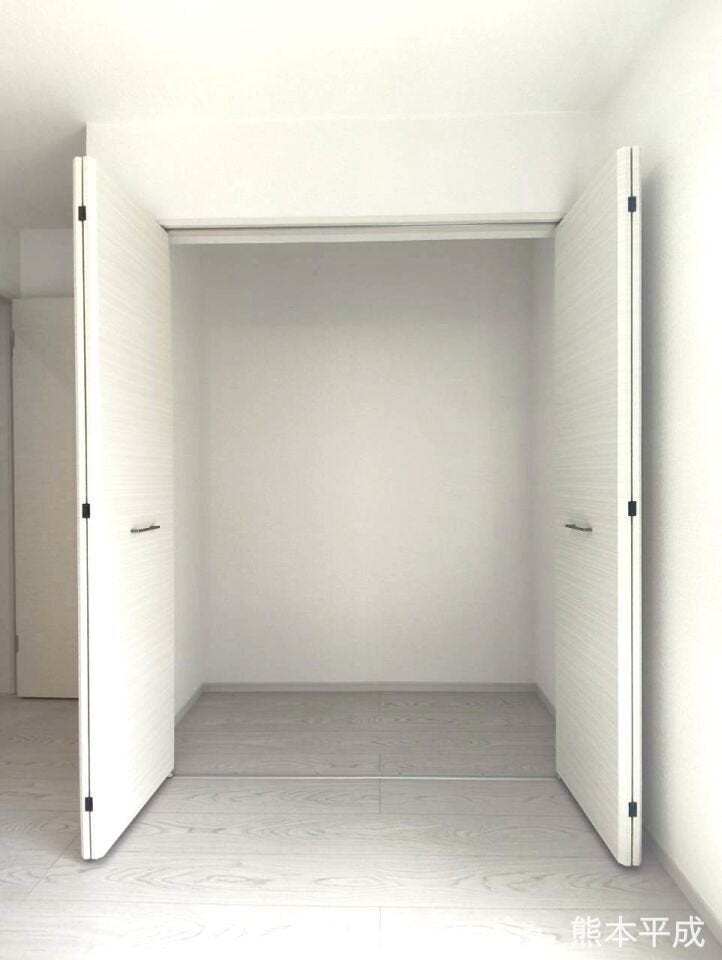 両開きの収納スペースで大きな荷物を入れることができます